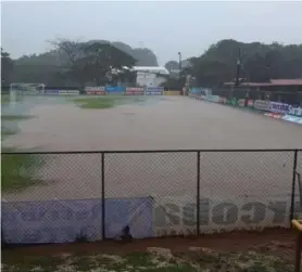  ?? JICARAL ?? Así lucía la cancha de Jicaral, más que un estadio, parece una piscina.