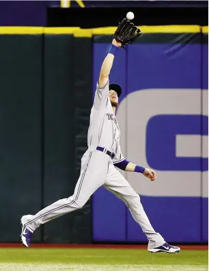  ?? J. MERIC / GETTY IMAGES ?? Jays centre fielder Colby Rasmus tracks down a fly ball in Toronto’s 5-1 loss
Tuesday night in St. Petersburg, Fla. The Jays fell back to .500 at 38-38.