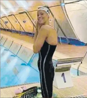  ??  ?? En cambio, la italiana Pellegrini colgaba su entrenamie­nto matutino en una piscina de Verona