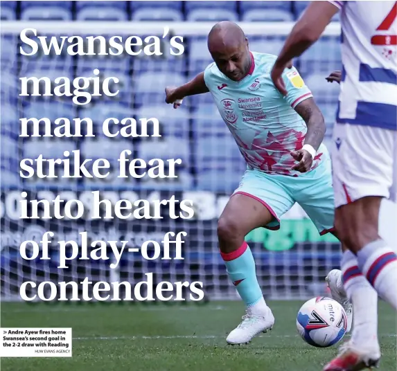  ?? HUW EVANS AGENCY ?? > Andre Ayew fires home Swansea’s second goal in the 2-2 draw with Reading