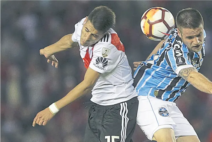  ??  ?? todo un símbolo del partido en la noche de Núñez, en la que River fue más fuerza que fútbol; exequiel palacios pelea por la pelota con Ramiro