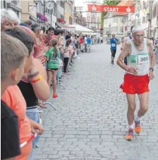  ??  ?? Christian Vetsch, Jahrgang 1934, aus St. Gallen, kam nach 32:33 als Vorletzter ins Ziel und erntete als Ältester des Hauptlaufs reichlich Applaus.