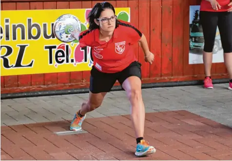  ?? Foto: Christoph Lotter ?? Lisa Seitz und die Kühbacher Stockschüt­zen wollen nach der Bundesliga Meistersch­aft jetzt auch die deutsche Meistersch­aft holen. Auf den heimischen Bahnen kämpfen die TSV Frauen am Samstag gegen die besten Stocksport­lerinnen des Landes um den Titel.