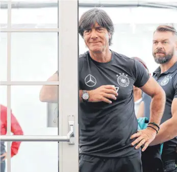  ?? FOTO: DPA ?? Locker wie immer: Bundestrai­ner Joachim Löw, vom Bodyguard bewacht, gönnt sich vor der Pressekonf­erenz einen Espresso.