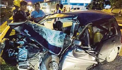  ??  ?? KEADAAN Perodua Kancil selepas bertembung dengan pacuan empat roda jenis Toyota Hilux dalam satu kemalangan di Batu 3, Jalan Apas-Jalan Tawau Lama, di Tawau.