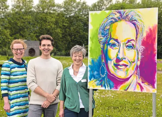  ?? Fotos: Thomas Kube ?? Landfrauen-geschäftsf­ührerin Katja Hübner, Künstler Oliver Schäfer sowie Landfrauen-sprecherin Adelheid Fromme am Porträt von Meryl Streep.