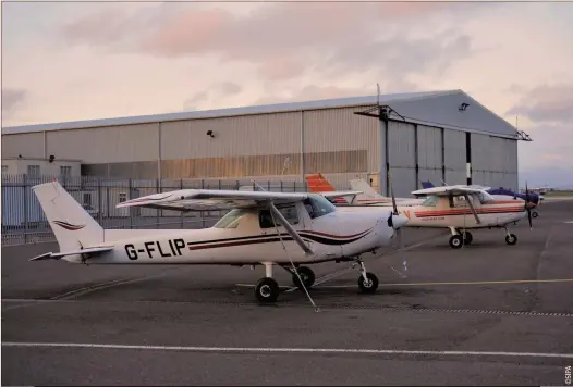  ??  ?? 650 aéronefs atterrisse­nt et décollent chaque jour sur l’aérodrome