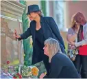  ??  ?? Mourners visit the joint gravesite of Carrie Fisher and her mother Debbie Reynolds following a public memorial on March 25, 2017 in Los Angeles, California.