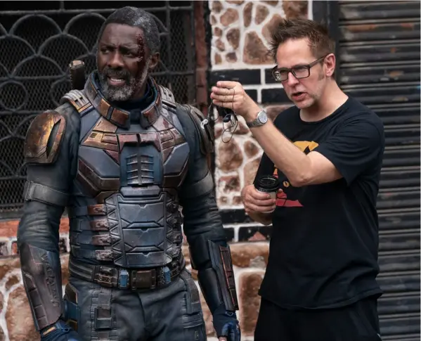  ?? WARNeR BRos. PICtuRes. ?? James Gunn da indicacion­es a Idris Elba. El cineasta tuvo carta blanca para hacer lo que quisiera en la película.