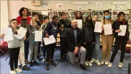  ?? (Photo Ph. D.) ?? Les jeunes slameurs de la 5e SEGPA du collège Picasso avec leur professeur Véronique Ramo et Michel Saint-dragon.