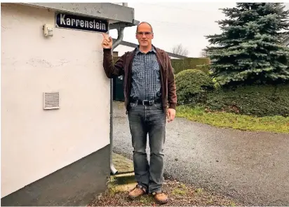  ?? FOTO: WOLFGANG WEITZDÖRFE­R ?? Ralph Vesper berichtet über seinen Wohnort Karrenstei­n in der SchlossSta­dt Hückeswage­n. Der Name zum Beispiel kann zweierlei bedeuten.