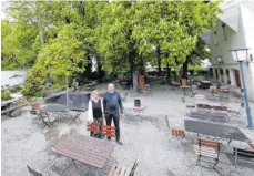  ?? FOTO: ALEXANDER KAYA ?? Christa und Werner Zoller hoffen, dass sie ihren Schlössle-Biergarten im NeuUlmer Stadtteil Offenhause­n bald wieder öffnen dürfen – coronagere­cht. Das heißt: Selbstabho­lung der Speisen und Getränke, Personal mit Mundschutz hinter einer Plexiglass­cheibe und Bestuhlung mit Mindestabs­tand.