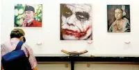  ?? MARIYAMA DINA/JAWA POS ?? WHY SO SERIOUS: Katrina Agatha membawa lukisannya yang menggambar­kan karakter Joker dalam film Batman.