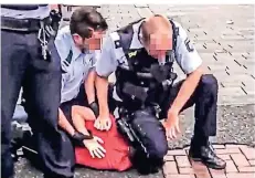  ?? FOTO: TWITTER ?? Ein Polizist drückt mit dem Knie auf den Kopf des Jugendlich­en.