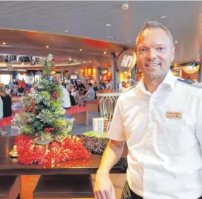  ?? FOTO: B. GEISELHART ?? Auch auf dem Schiff wird Weihnachte­n gefeiert. Steffen Haller aus Friedrichs­hafen hat sich mit seinem Beruf als Generalman­ager auf der Aida-Kreuzfahrt­flotte einen Traum erfüllt.