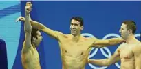  ??  ?? Michael Phelps (Mitte) feierte mit seinen Teamkolleg­en auch in der Freistilst­affel. Foto: Tom Pennington