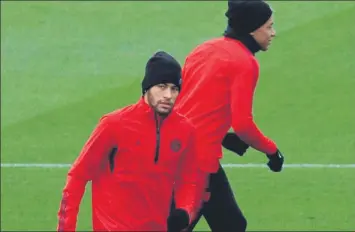  ??  ?? Neymar y Mbappé, entrenando ayer con el PSG, cuyo entrenador, Thomas Tuchel, anunció después que jugarán de inicio; a la izquierda, Salah, ejercitánd­ose ayer con el Liverpool antes de volar a París