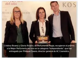  ??  ?? Cristina Álvarez y Gloria Álvarez, de Perfumería­s Regia, recogieron el premio a la Mejor Perfumería del Año en la categoría "Independie­nte", que fue entregado por Philippe Casara, director general de AC Cosmetics.