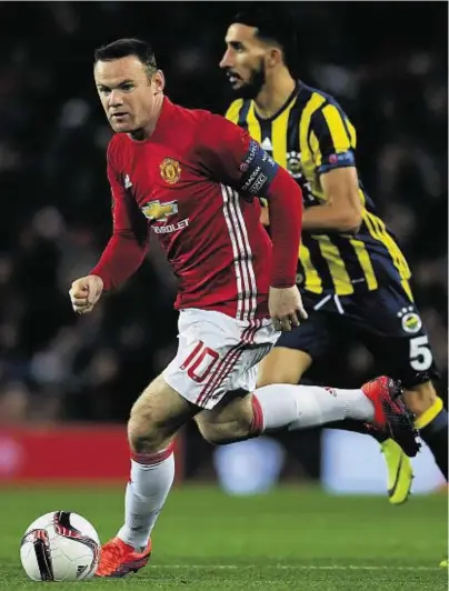  ??  ?? ROONEY ON THE RUN: Wayne Rooney gets clear of Fenerbahce’s Mehmet Topal during Manchester United’s Europa League Group Amatch at Old Trafford last night. United won 4-1 with a first-half brace of goals from Paul Pogba, one a penalty, and an Anthony...