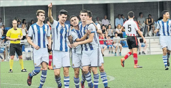  ?? FOTO: LUIS MARI UNCITI ?? Edorta Cabieces es abrazado por sus compañeros del Easo tras marcar el gol que le dio la victoria ante el Athletic y el título de liga juvenil