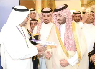  ??  ?? Prince Abdulaziz bin Faisal bin Abdulmajee­d Al-Saud received a flyadeal aircraft model as a small gesture of appreciati­on for his visit.