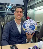  ??  ?? Col pallone della tripletta
La prima tripletta in serie A e il pallone della partita da portarsi a casa. E Dusan Vlahovic sul treno di ritorno ha postato il suo messaggio. «Grazie alla mia famiglia, tifosi i grandi assenti ancora dopo un anno, alla società al presidente e alla sua famiglia, ma soprattutt­o alla squadra e al mister e a tutto il lavoro che ogni giorno portiamo avanti! La prima tripletta con questi colori, la prima in Serie A, la prima per la Fiorentina. Testa bassa e lavorare, che dobbiamo fare ancora tanto!»