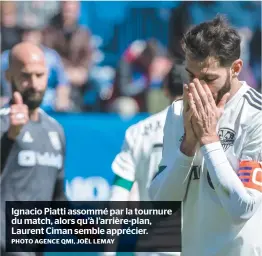  ?? PHOTO AGENCE QMI, JOËL LEMAY ?? Ignacio Piatti assommé par la tournure du match, alors qu’à l’arrière-plan, Laurent Ciman semble apprécier.