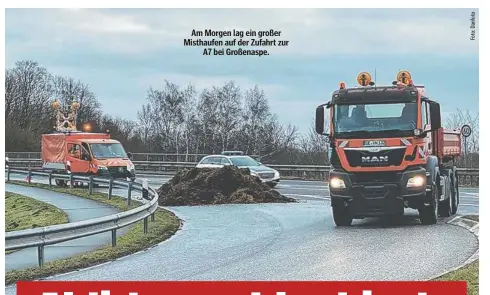  ?? ?? Am Morgen lag ein großer Misthaufen auf der Zufahrt zur A7 bei Großenaspe.