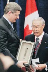  ?? FRED CHARTRAND / THE CANADIAN PRESS FILES ?? Stephen Harper was presented with the Last Spike after apologizin­g for the Chinese head tax in 2006.