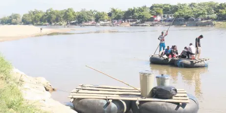  ??  ?? En un recorrido por los márgenes del río Suchiate, EL UNIVERSAL constató que no hay agentes migratorio­s o policías en la frontera con Guatemala.