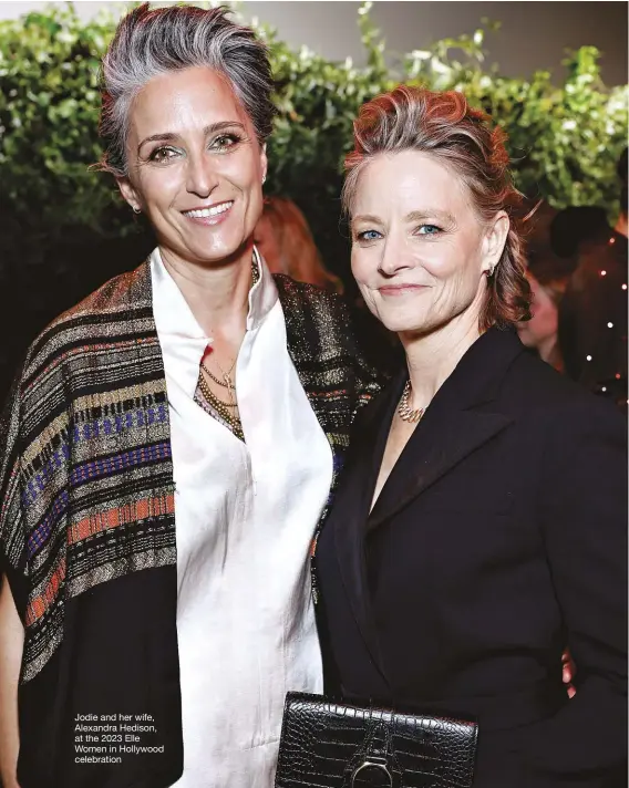  ?? ?? Jodie and her wife, Alexandra Hedison, at the 2023 Elle Women in Hollywood celebratio­n