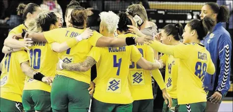  ?? DPA-BILD: CARMEN JASPERSEN ?? Gemeinsam sind wir stark: Brasiliens Handballer­innen kämpfen bei der WM gleich an mehreren Fronten.