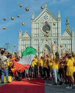  ??  ?? Sopra il flash mob in Piazza Santa Croce dei ragazzi toscani che giocano a pallavoloA lato le immagini della prima vittoria azzurra ai Mondiali