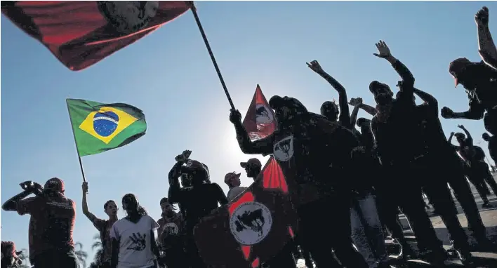  ?? REUTERS ?? Apoyo.
Militantes del Movimiento SIn Tierra (MST) se movilizaro­n en Brasilia para acompañar a la presidente Dilma Rousseff. Para hoy se prevén marchas a favor y en contra.