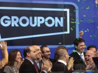  ?? BRENDAN MCDERMID/REUTERS FILE PHOTO ?? Employees and guests of Groupon ring the opening bell to celebrate the firm’s IPO in New York last November.