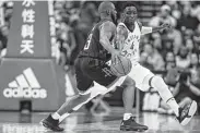  ?? Godofredo A. Vasquez / Staff photograph­er ?? Rockets guard Chris Paul, left, scored 26 points against Victor Oladipo and the Pacers on Sunday.