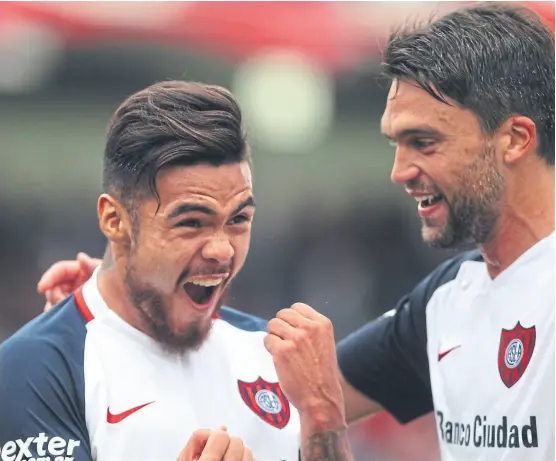  ?? Ap ?? el chileno paulo Díaz celebra el primer tanto del Ciclón junto con Matías Caruzzo