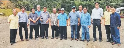  ??  ?? PERHUBUNGA­N: Bakun. Masing (tengah) bersama delegasi yang lain merakamkan gambar di atas tapak cadangan jeti baharu di Tasik