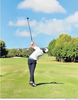  ?? JORGE DEL ÁGUILA ?? Un golfista en el Club de Golf La Cañada de Guadiaro.