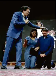  ?? Isac Nóbrega/PR ?? Presidente e primeira-dama, Jair e Michelle Bolsonaro, durante culto religioso em Brasília