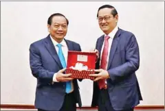  ?? SUPPLIED ?? Vietnamese Central Committee secretaria­t Tran Quoc Vuong (left) meets with Ministry of Interior secretary of state Sok Phal on Tuesday.