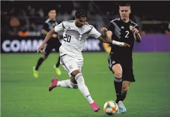  ?? FOTO: AFP ?? Serge Gnabry (li.), der Protagonis­t der ersten Halbzeit, spielt hier Juan Foyth aus.