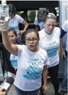  ?? AFP ?? Familiares de opositores presos salen de un carro a su llegada a Managua, tras ser detenidos.