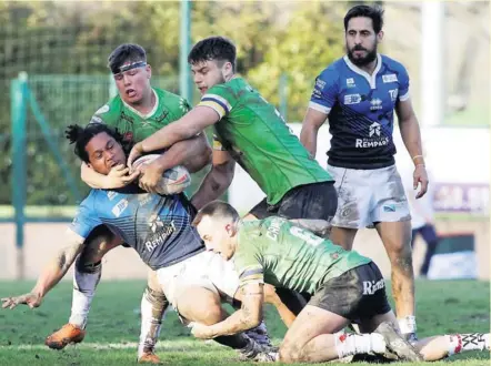  ??  ?? Photo La Dépêche du Midi Sous pression, Costantine Mika n’a pas réussi à trouver les solutions pour se défaire de la nasse anglaise. A l’image de tous ses coéquipier­s, le deuxième ligne toulousain a été pris à la gorge par les Vikings de Widnes.