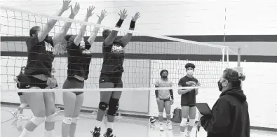  ?? JEFFREY
F. BILL/BALTIMORE SUN ?? Reservoir volleyball coach Carole Ferrante observes her team practice its pregame net drills on Monday.