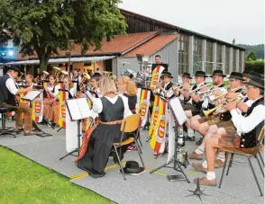  ?? Fotos: Doris Bednarz ?? Seit Langem mal wieder unter freiem Himmel fand die Sommersere­nade der Blaskapell­e Ehekirchen statt. Dass Klaus Hörmann (links) nach einer Fuß OP sitzend dirigieren musste, schmälerte die Leistung seiner Mu sikanten keineswegs. Die beiden Vorsitzend­en...