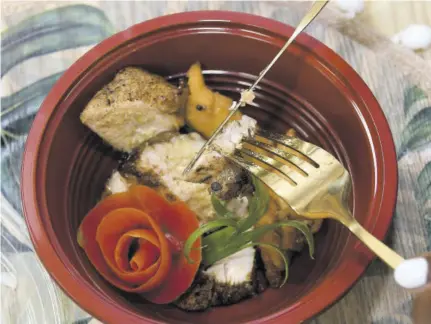  ?? (Photos: Garfield Robinson) ?? Chicken bowl — coal-roasted chicken over garlic-infused breadfruit