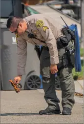  ?? Bobby Block/The Signal ?? Santa Clarita Valley Sheriff’s Station deputies responding to reports of a man armed with a rifle knocking on doors in a Valencia neighborho­od discover an orange replica pistol in a nearby trash can Monday.