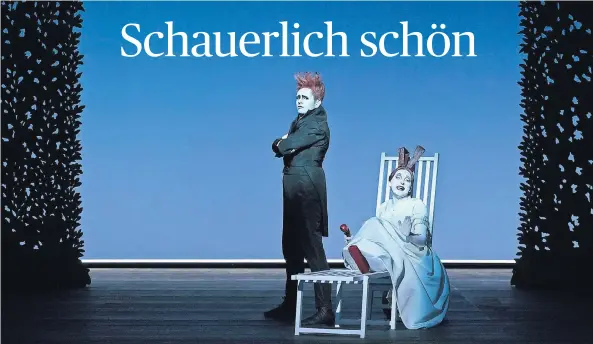  ?? FOTO: LUCIE JANSCH ?? Böse Gute-Nacht-Geschichte: Der herausrage­nde Sänger-Darsteller Christian Friedel als Nathanael mit Rosa Enskat als Mutter in Bob Wilsons Version von E. T. A. Hoffmanns „Der Sandmann“.