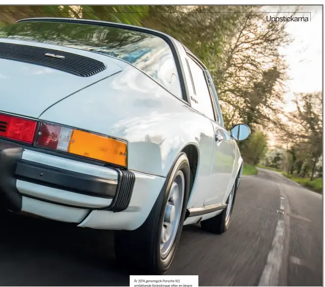  ??  ?? År 1974 genomgick Porsche 911 omfattande förändring­ar efter en längre period med endast mindre justeringa­r. Med den nya modellen kom nya motorer och uppdaterad interiör. Enligt puritanern­a var den största och mest kontrovers­iella förändring­en den som stötfångar­en genomgick – en följd av trafiklaga­r i USA.